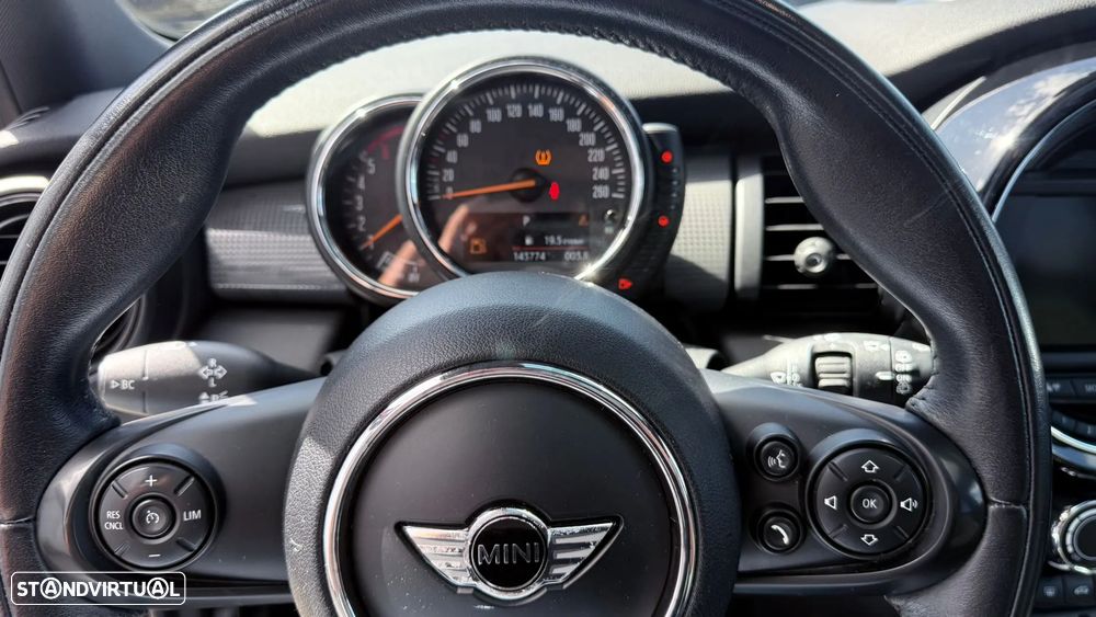 MINI 5 Portas Cooper D Auto - 19