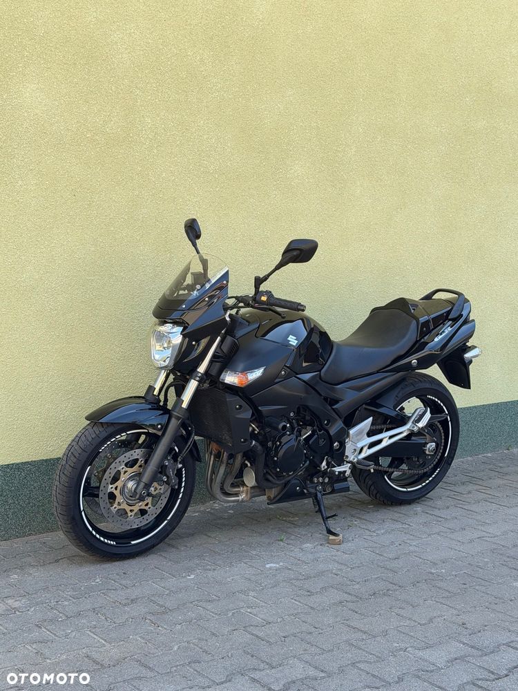 Suzuki GSR - 27
