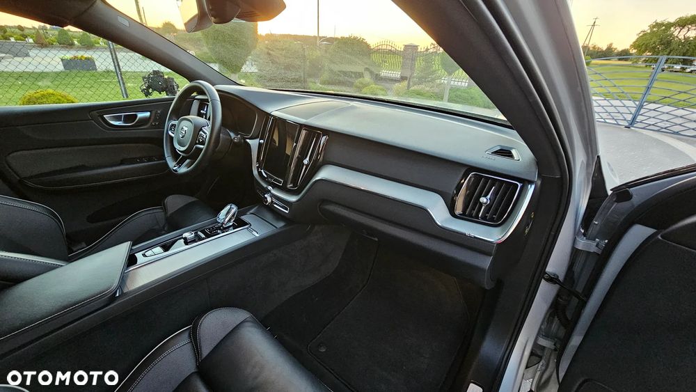 Volvo XC 60 B4 D AWD Plus Dark - 17