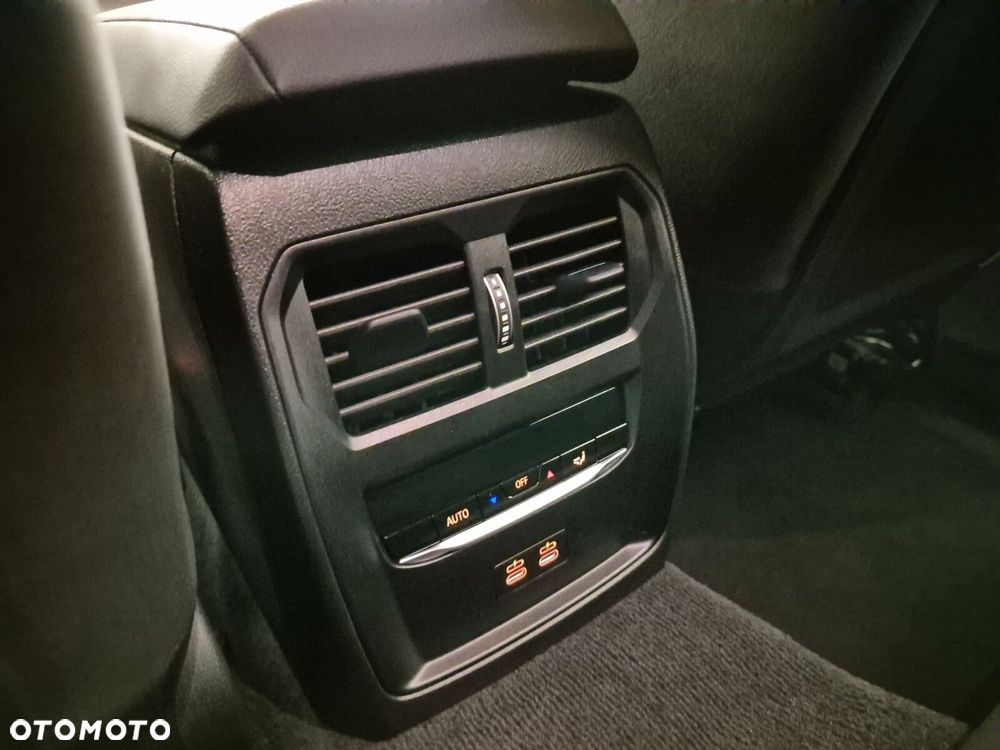 BMW Seria 3 330i xDrive M Sport sport - 24