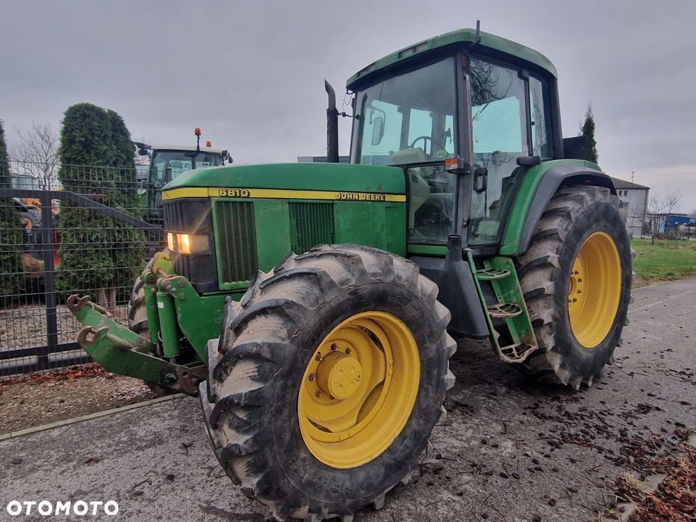 John Deere 6810