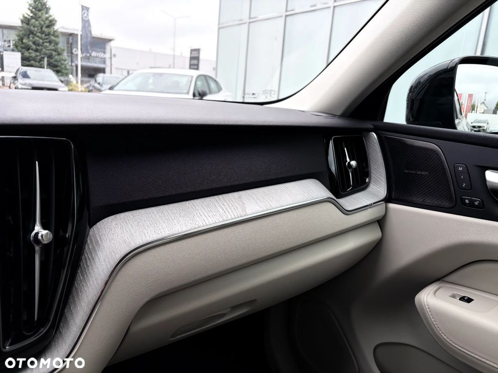 Volvo XC 60 B4 D AWD Plus Dark - 23
