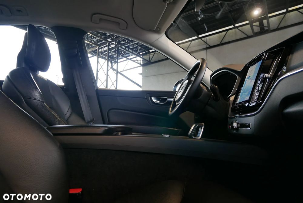 Volvo XC 60 B4 D Momentum Pro - 24