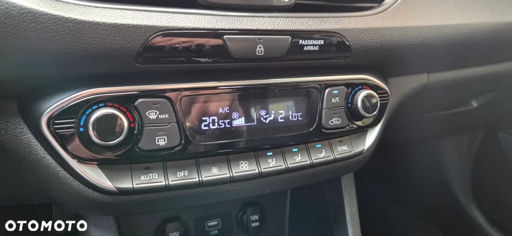 Hyundai i30 1.6 CRDI DCT Select - 24