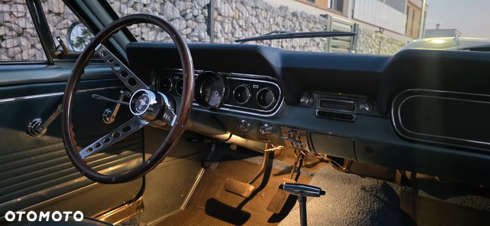 Ford Mustang - 25