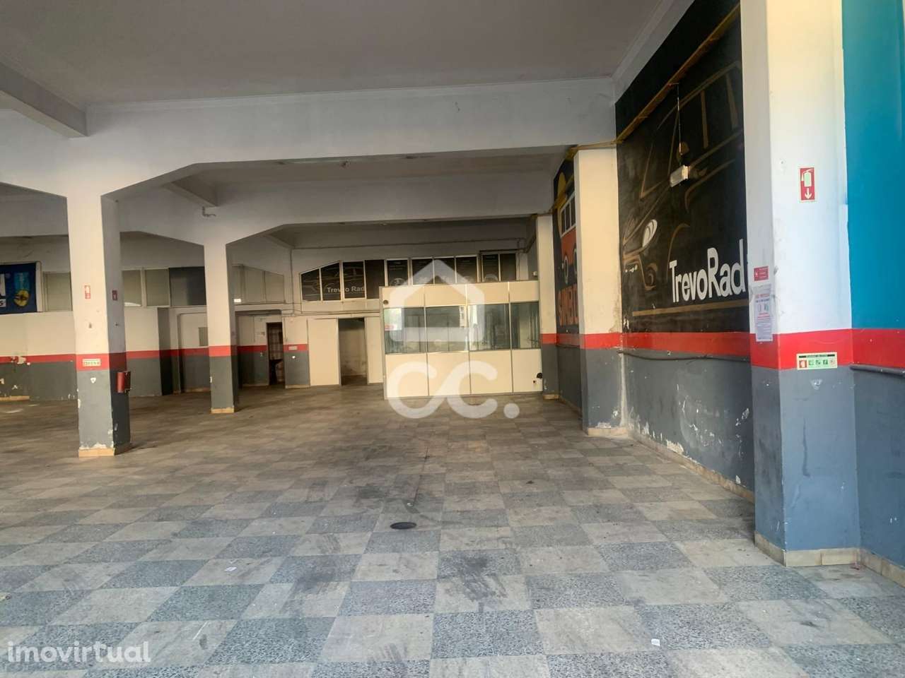 Espaço amplo, na Cruz de Pau - Grande imagem: 5/13