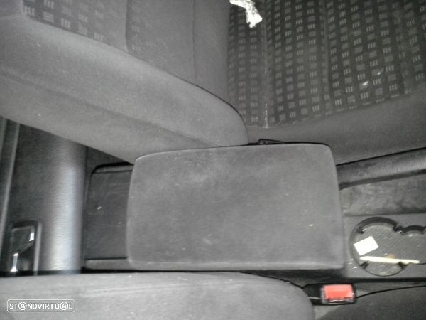Apoio De Braço Volkswagen Passat (3B3) - 1