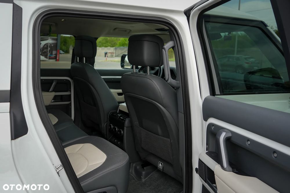 Land Rover Defender 3.0 D300 mHEV X-Dynamic HSE - 17
