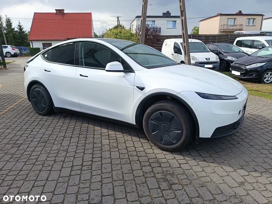 Tesla Model Y - 1