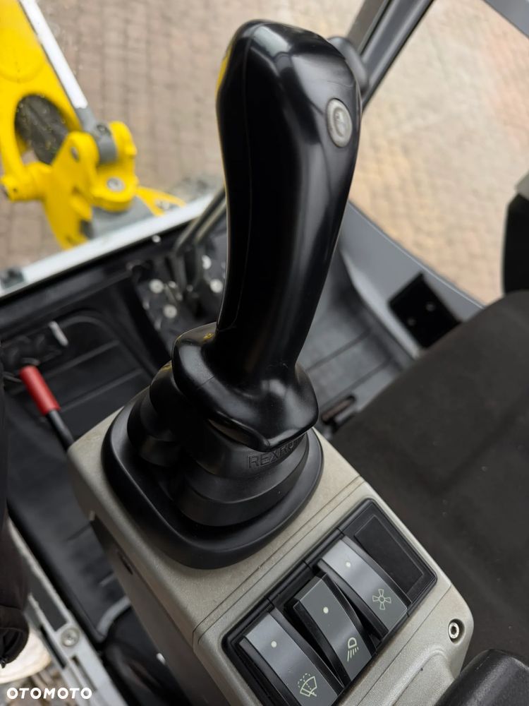 Wacker Neuson ET16 Minikoparka 2 tony. JAK NOWA 2018rok z Gospodarstwa Norweskiego 1190mtg. IGŁA! Rozsuwane hydraulicznie gąsienice. Dodatkowe sekcje Hydrauliczne. Silnik Yanmar 3 cyl. Aktualna DEKRA BMWT. Po serwisach! Ani deka luzów i wycieków. OKAZJA TANIO. Zadbana maszyna. 2 łyżki - 23