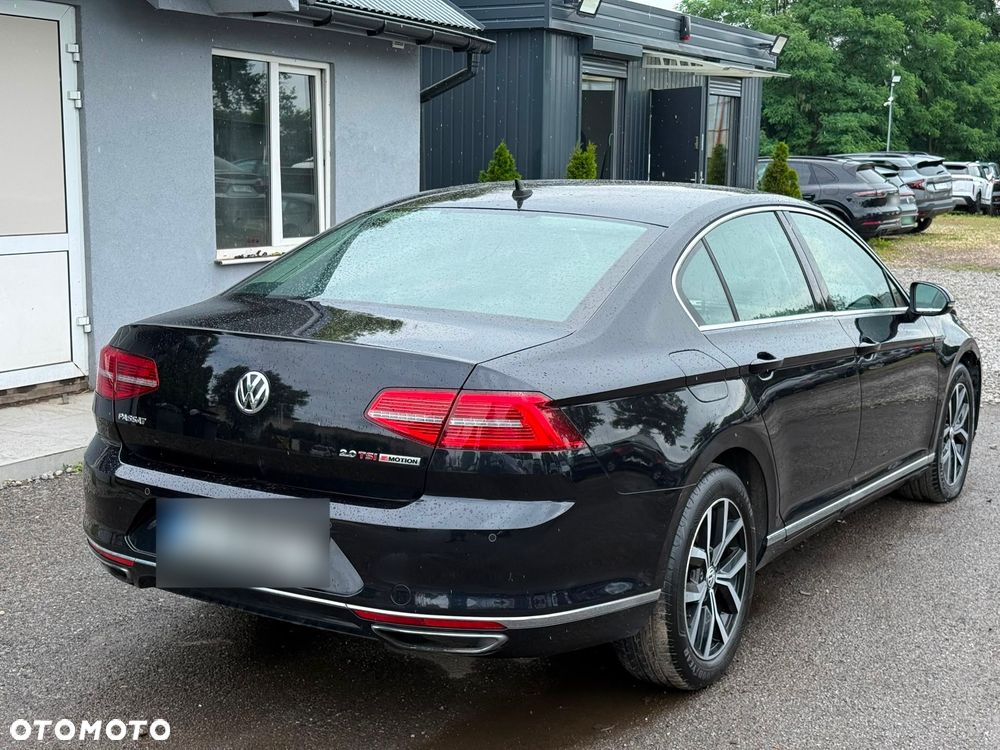 Volkswagen Passat - 1