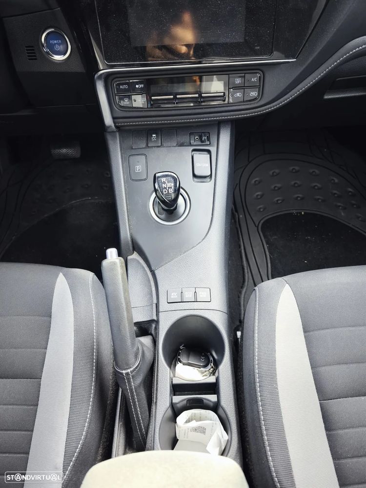 Toyota Auris Touring Sports 1.8 HSD Comfort+P.Sport - 2