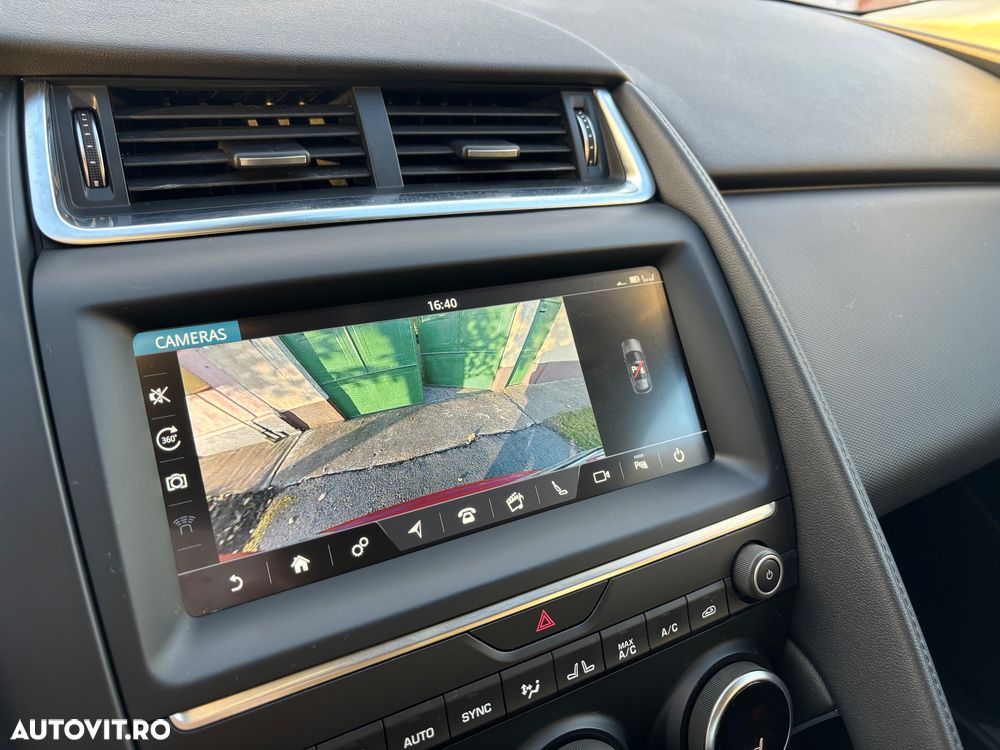 Jaguar E-Pace D150 - 16