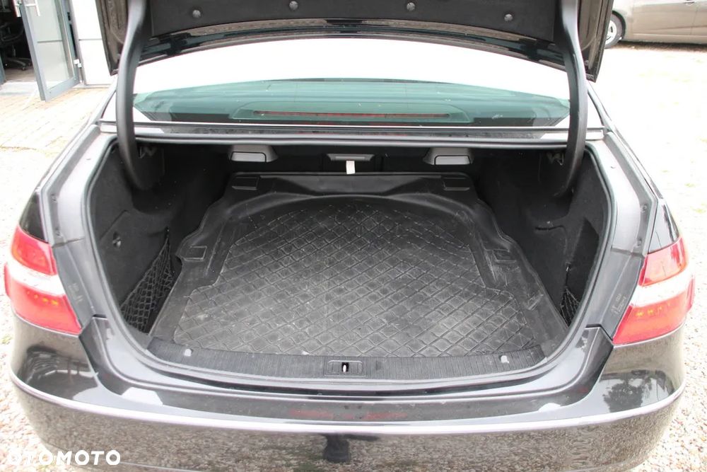 Mercedes-Benz Klasa E 250 CGI BlueEFFICIENCY 7G-TRONIC Elegance - 18