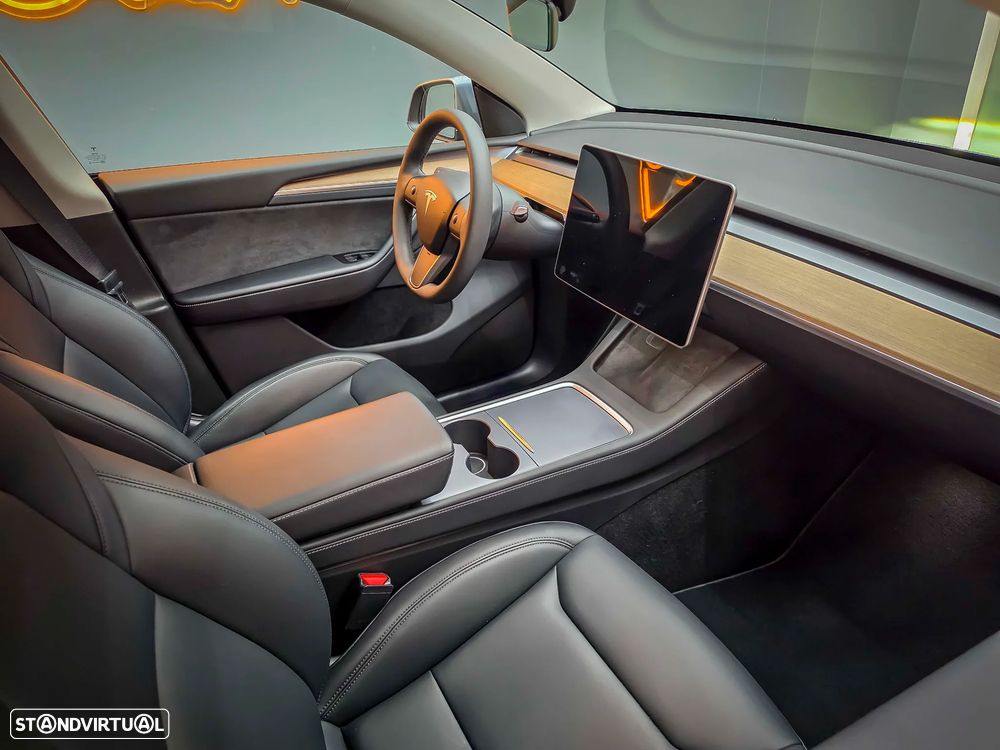 Tesla Model Y - 16