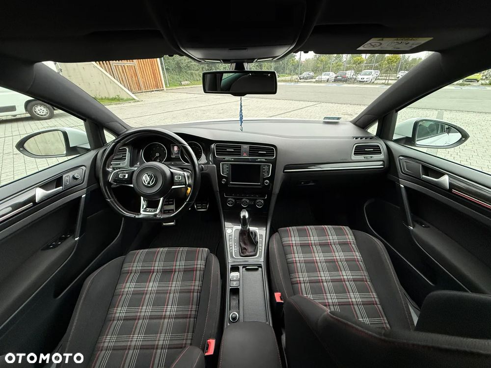 Volkswagen Golf - 10