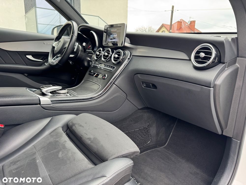 Mercedes-Benz GLC 250 4Matic 9G-TRONIC AMG Line - 22