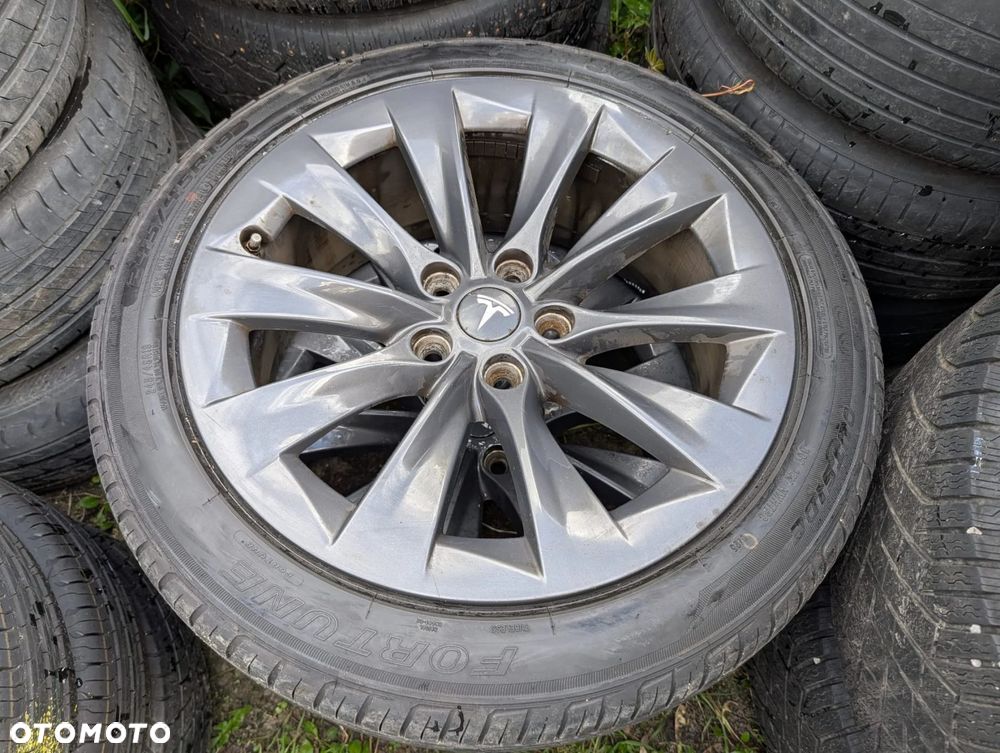 KOMPLET ALUFELG TESLA S 5X120 R19. - 4