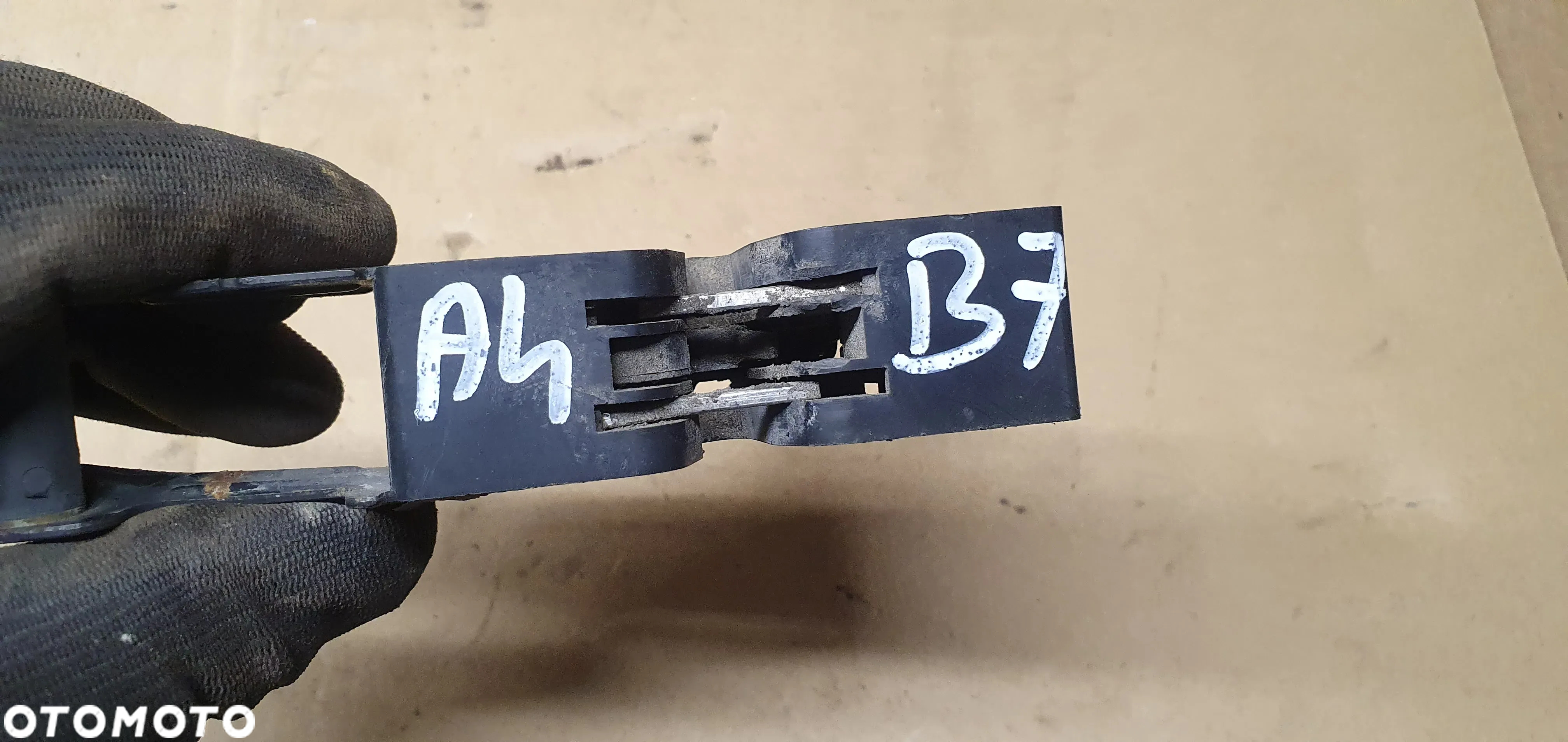 Zamek rygiel maski przód Audi A4 B6 B7 8E0823509C - 5