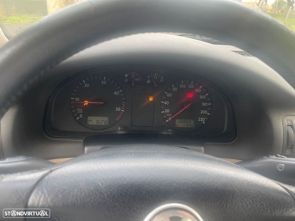 VW Passat 1.9 TDi Confortline - 8