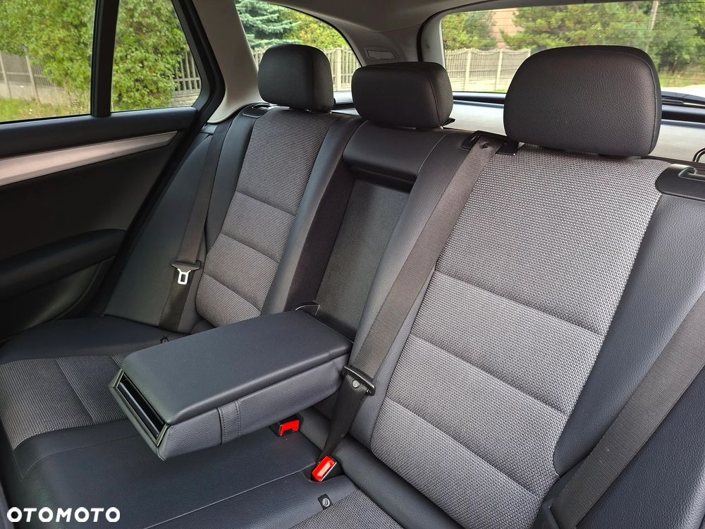 Mercedes-Benz Klasa C 180 BlueEFFICIENCY 7G-TRONIC Avantgarde - 35