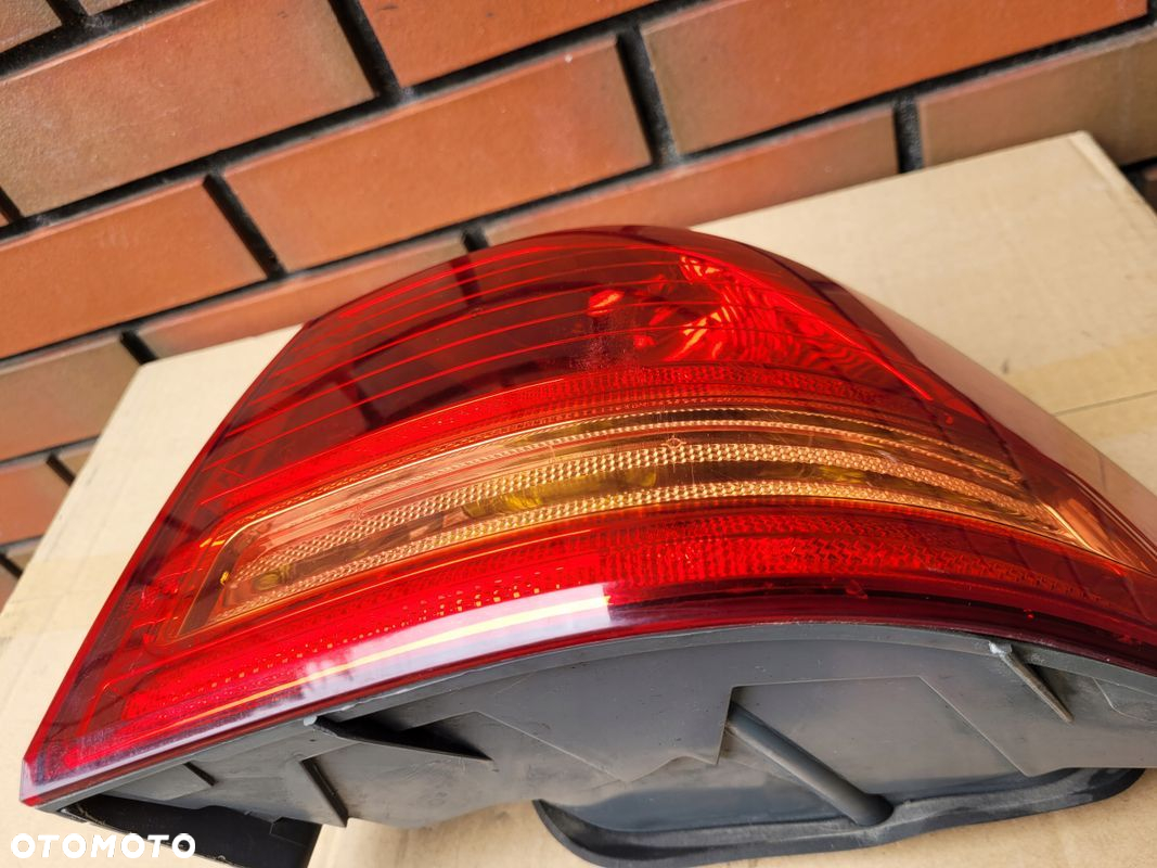 LAMPA PRAWA TYŁ TYLNA Kia Magnetis II 05-10r 92402-2G0 - 2