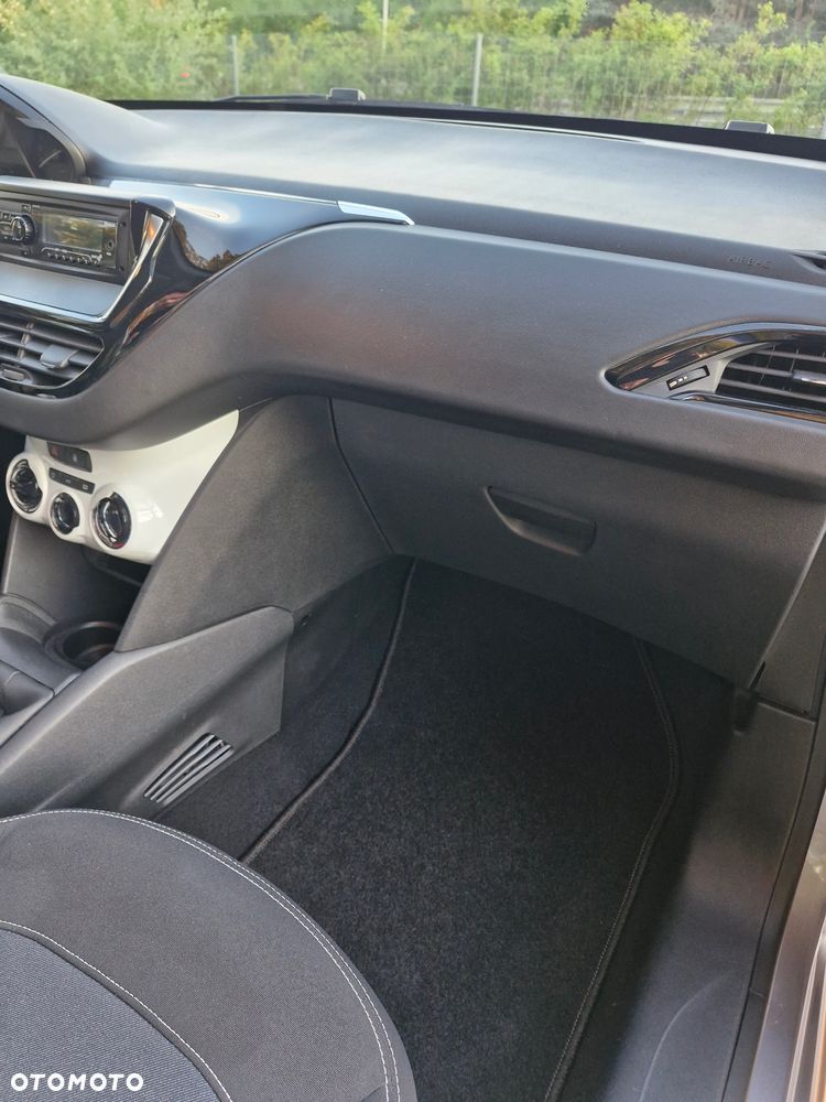 Peugeot 208 - 8