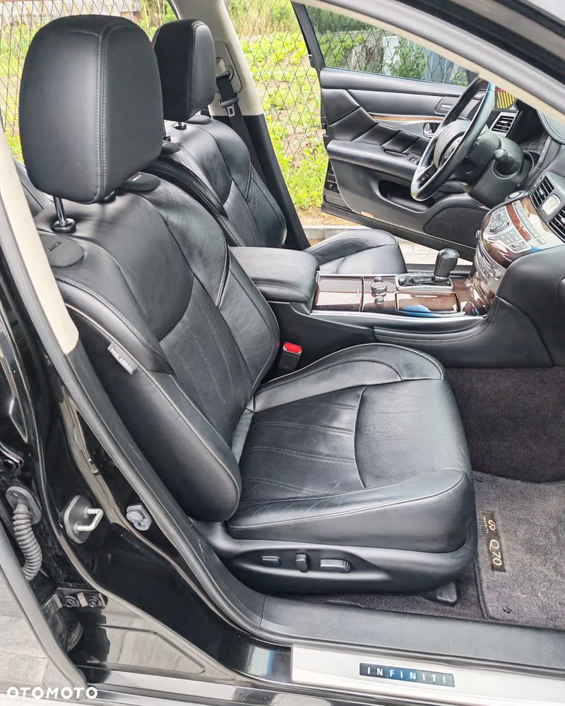 Infiniti Q70 - 24