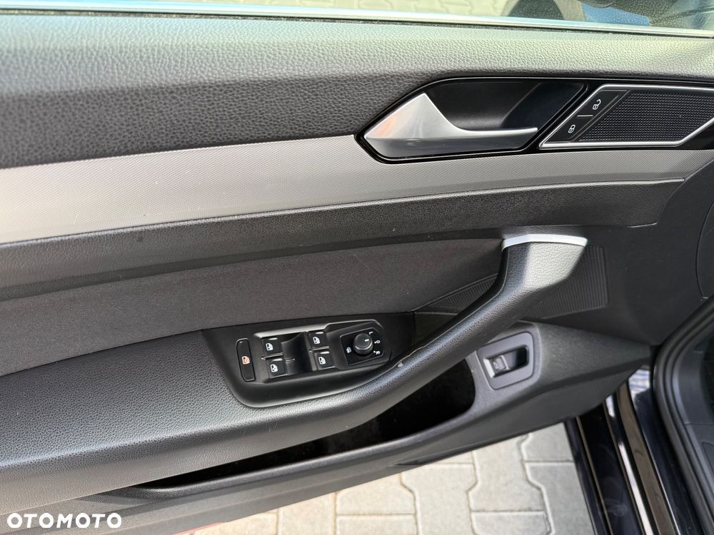 Volkswagen Passat 2.0 TDI SCR Comfortline - 22