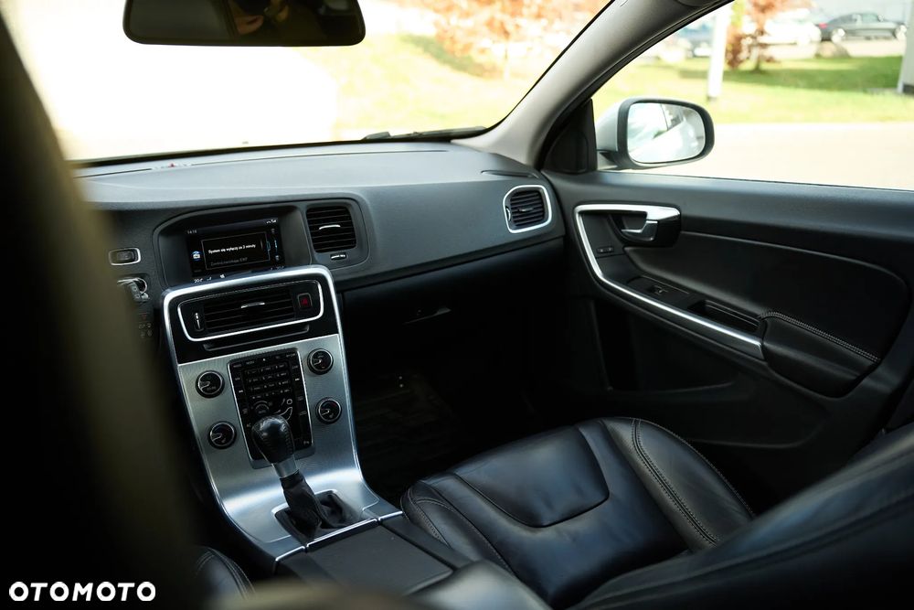 Volvo V60 D5 R-Design - 12