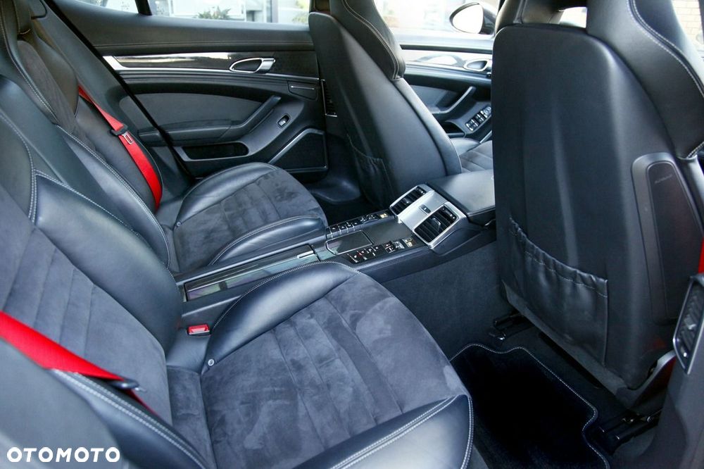 Porsche Panamera GTS PDK - 19