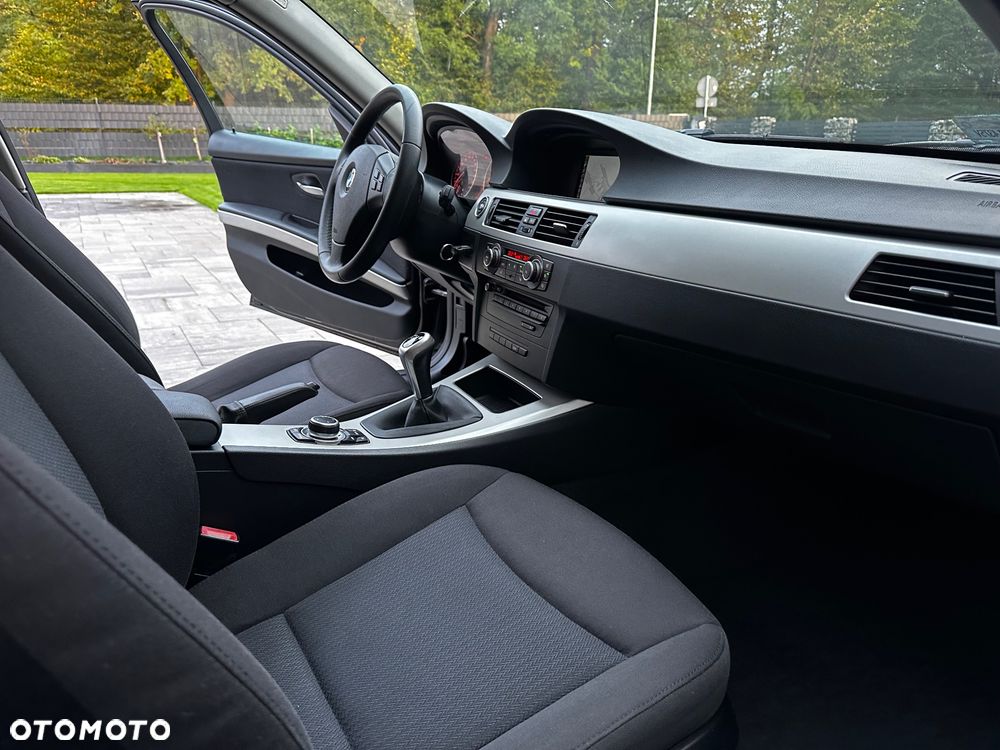 BMW Seria 3 318i - 25