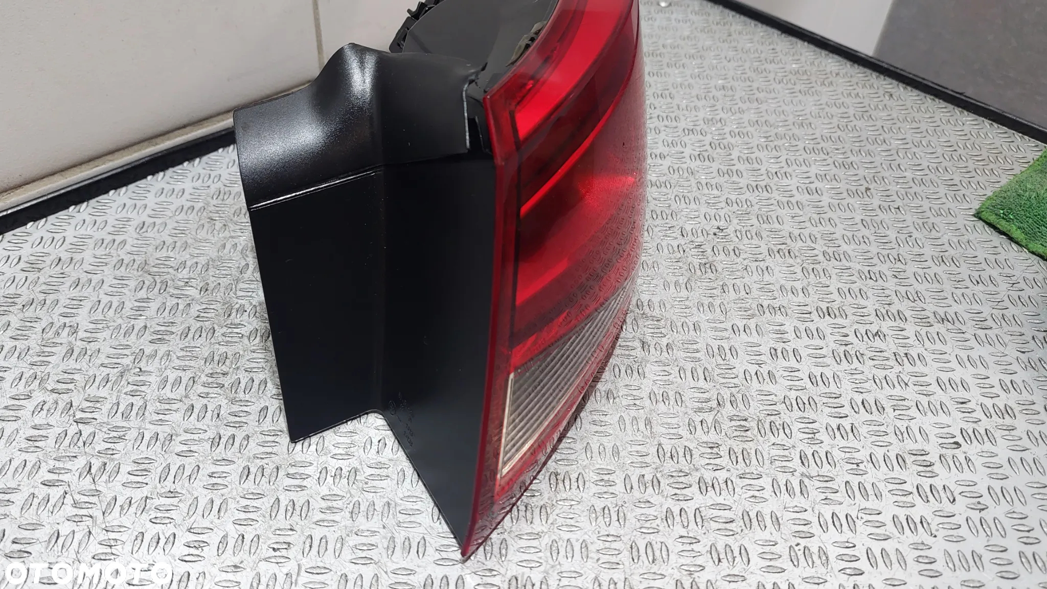 LAMPA LED PRAWY TYŁ W BŁOTNIK SEAT LEON III R2014 KOMBI NR 5F9945208A - 2