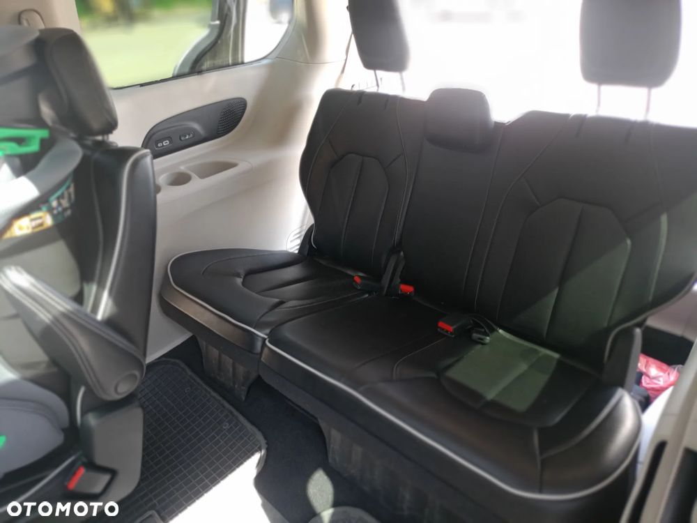 Chrysler Pacifica - 26