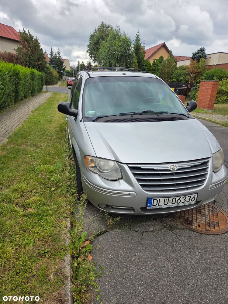 Chrysler Town & Country - 3