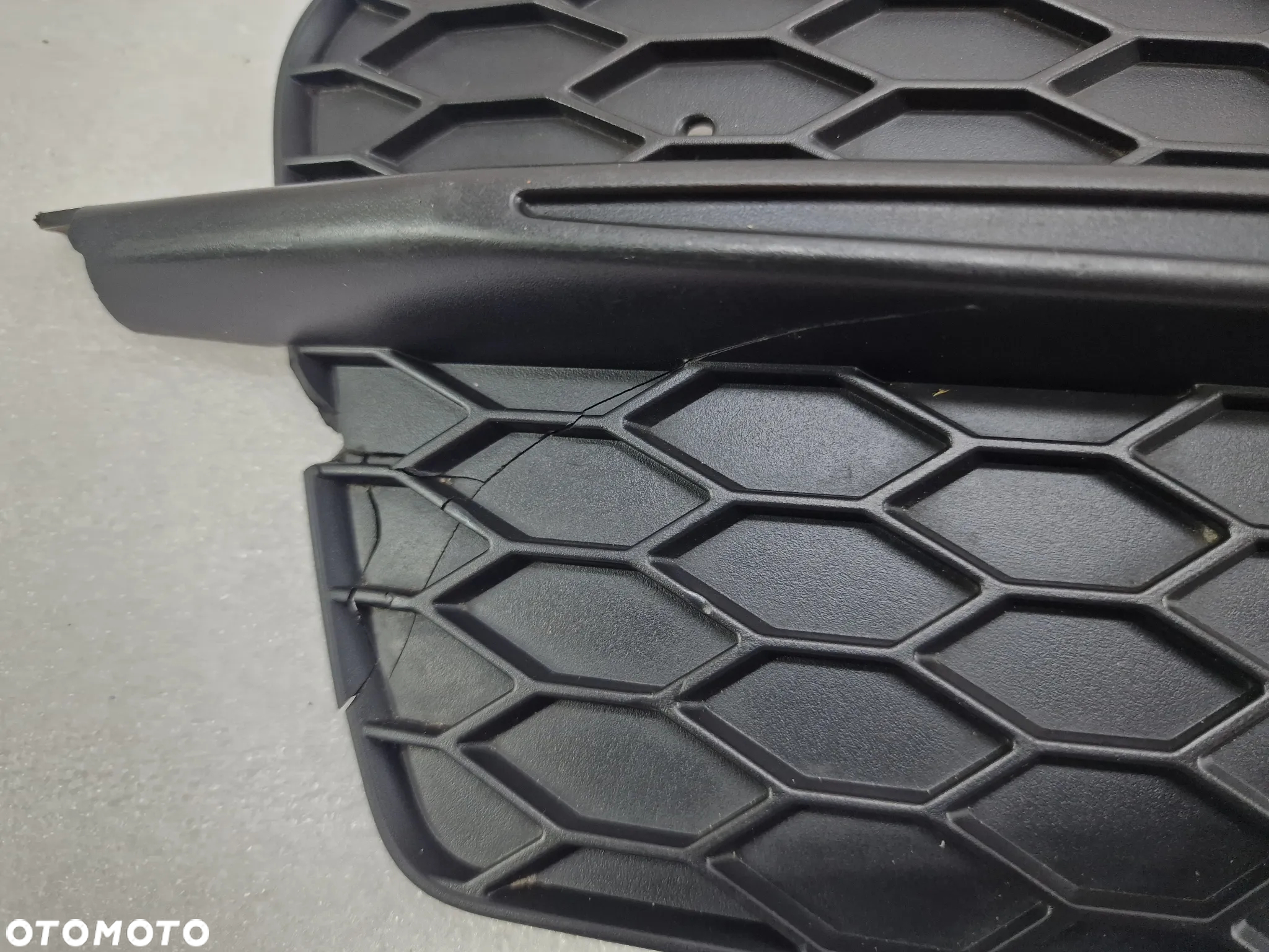 AUDI Q3 8U0 LIFT S-LINE 14- PRAWA KRATKA BOCZNA ZDERZAKA PRZEDNIEGO PRZÓD , NR 8U0807682D , NR AUKCJI E/10 - 16