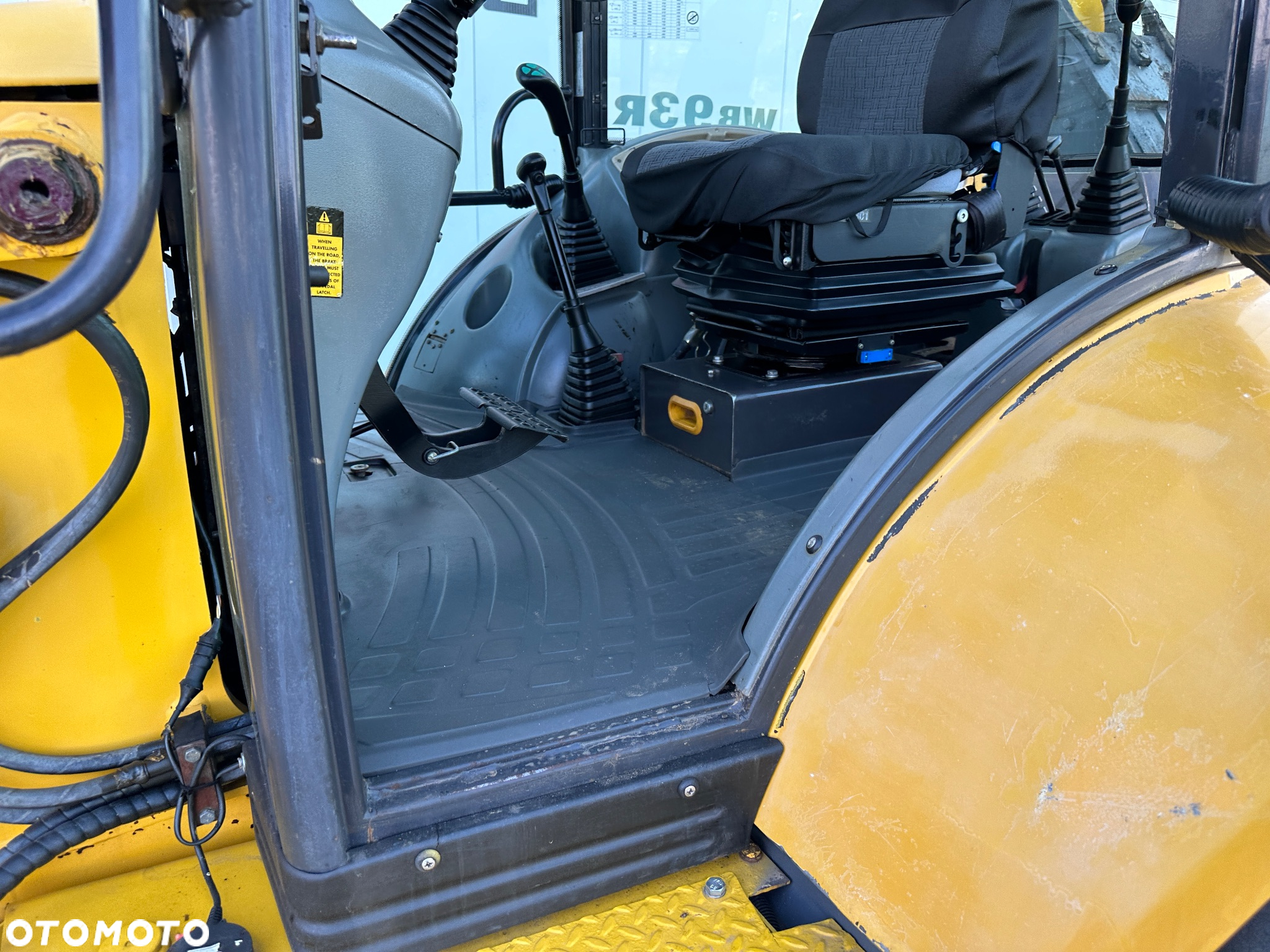 Komatsu WB93R - 17