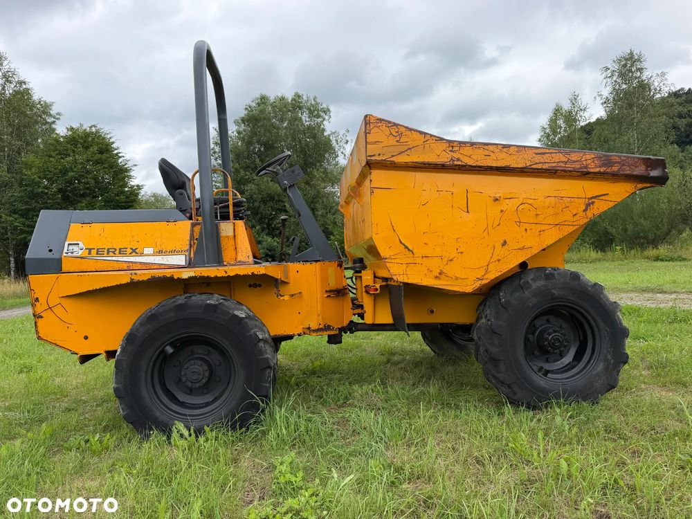 Terex Benford 6003. Wozidło Budowlano-Rolnicze. 6 ton ładowność. 4x4 napęd. Potężna Moc silnika i Hydrauliki. Najlepszy silnik Perkins 90km. Maszyna Kupiona z Norweskiego Gospodarstwa Rolniczego typu Kurniki. Stan Idealny. Zero Luzów i wycieków! Odpala na dotyk. Serwisowane w Dekra Norweska! Hamulce brzytwa. Serwisy w DEKRA. Maszyna Woziła lekkie ładunki. Praktycznie zerowe zużycie. Wielka Okazja. Wszystko w pełnym Oryginale.  Paka jak Nowa zero zużycia przetarć. Okazja!! - 25