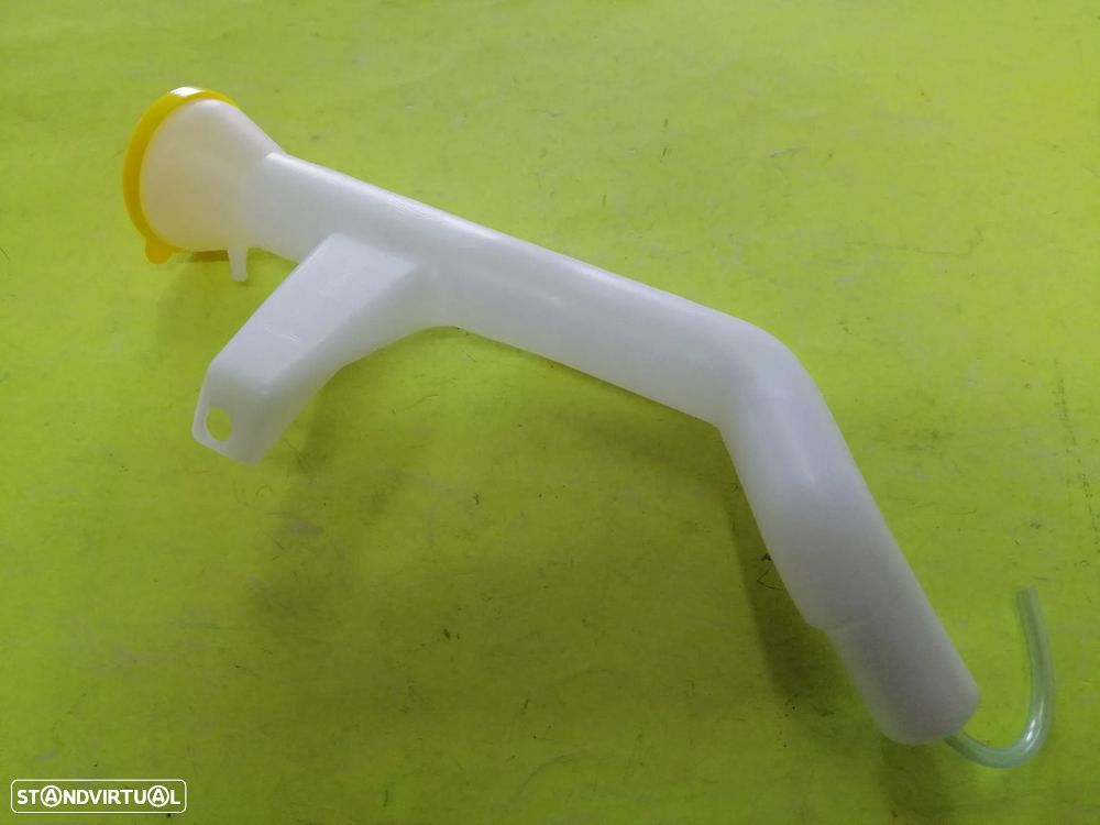 Tubo do depósito da água do limpa vidros da Nissan Pickup D22 NOVO - 1