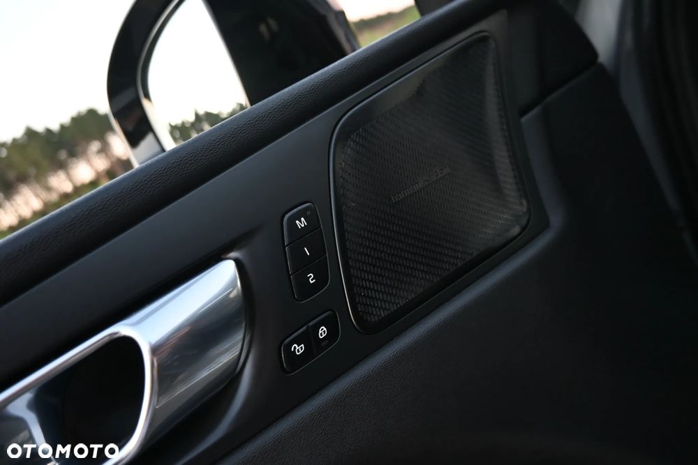 Volvo XC 60 B4 D AWD R-Design - 27