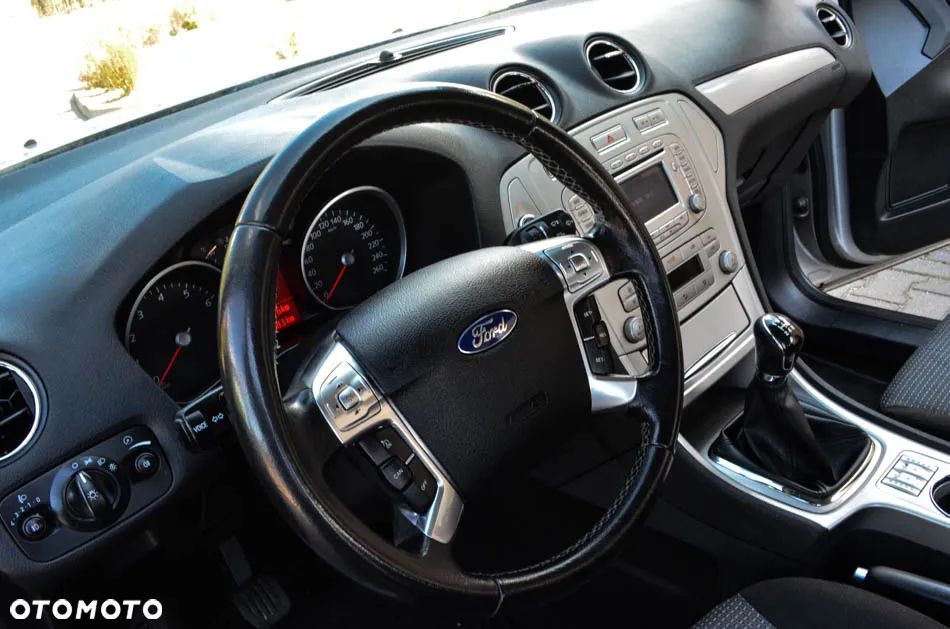 Ford Mondeo 2.0 Ambiente - 24