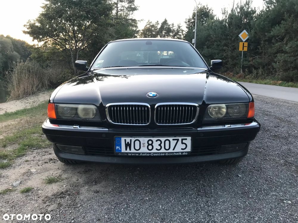 BMW Seria 7 750i - 8