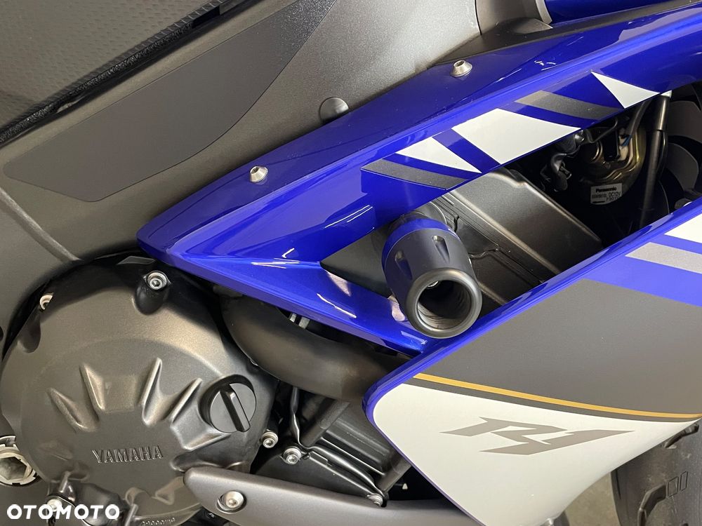 Yamaha R1 - 18