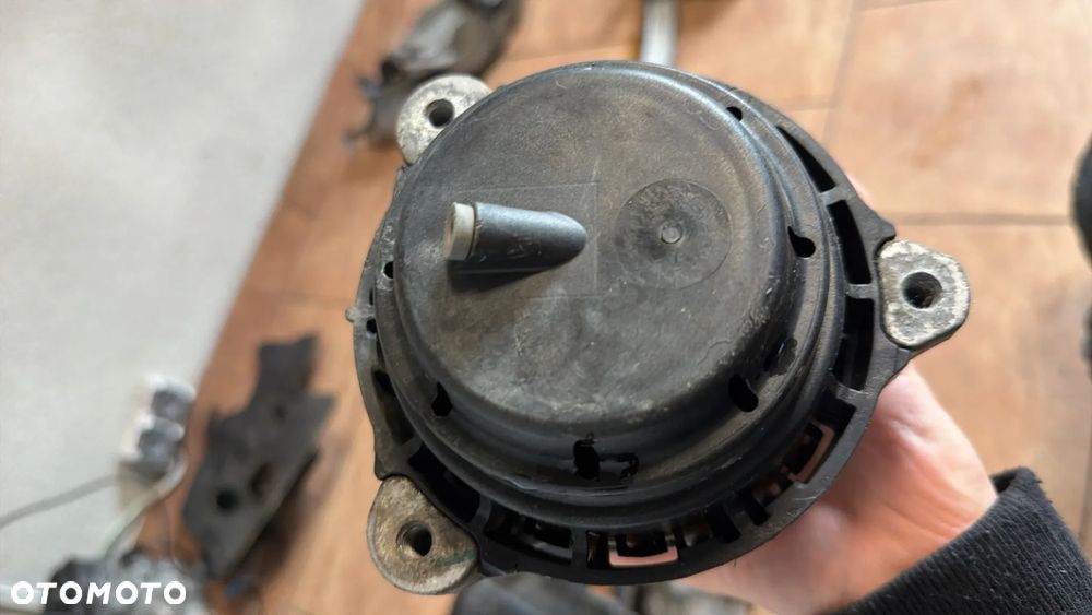 BMW X5 G05 PODUSZKA LEWA SILNIKA 9844521 - 2