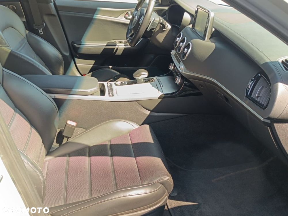 Kia Stinger - 28
