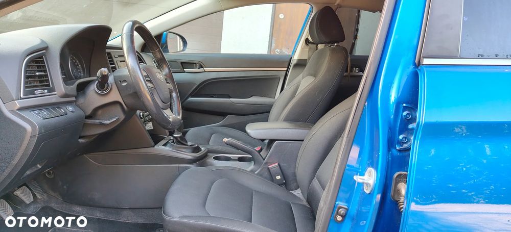 Hyundai Elantra 1.6 Comfort - 8