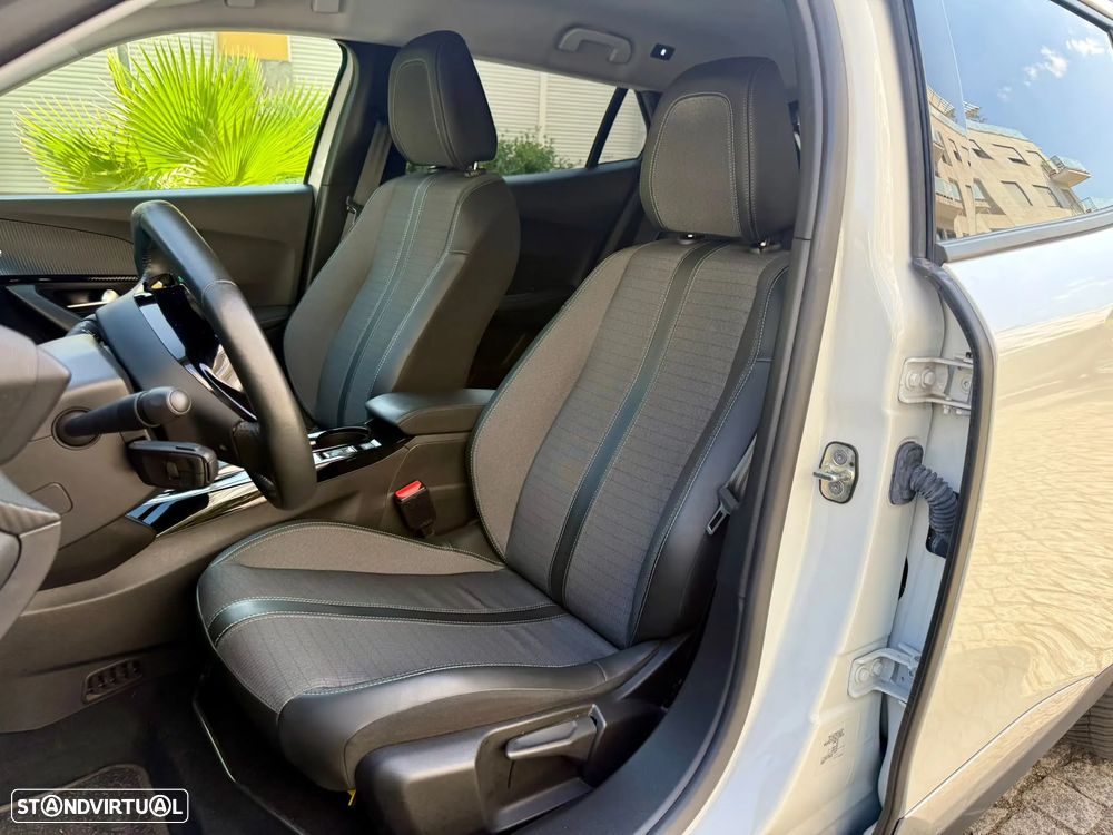 Peugeot e-2008 Allure - 17