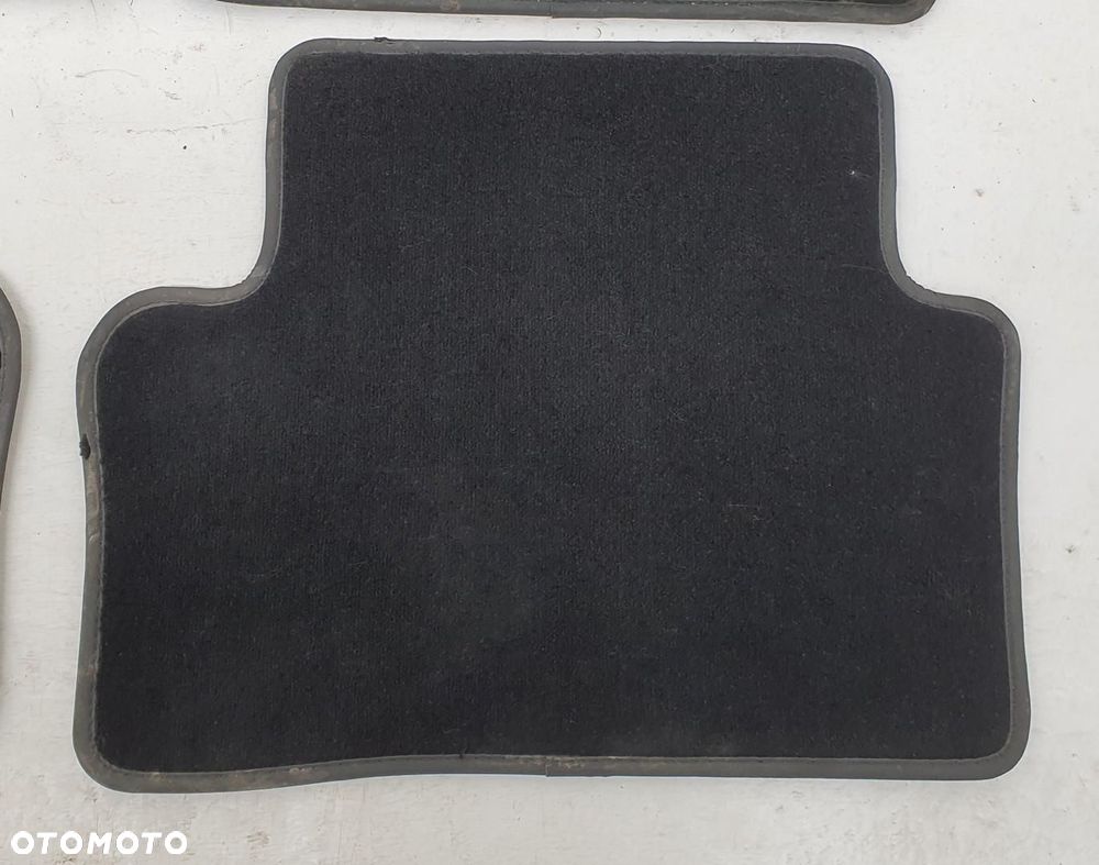 DYWANIKI CHODNICZKI WELUROWE MERCEDES W213 A2136808801 A2136809201 4SZT - 2