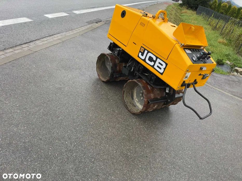 JCB VM1500 Walec Okołkowany 1600kg. Walec do wykopów, terenu oraz bystrych podjazdów! Maszyna jak Nowa. 441 mtg. 2015 rok. Walec przywieziony z Norwegii. Silnik Kubota 3 cylindry 28 km. Poteżna moc ubijania na dwa bębny lub każdy z osobna! Komfortowe sterowanie!  Maszyna zadbana jak Nowa z salonu. Odpala na dotyk. Zero luzów i wycieków. Rewelacyjna cena! Nadaje się do kruszyw ziemi oraz błota i bystrych podjazdów. O wiele lepsze rozwiązanie niż zagęszczarka 500kg. - 3