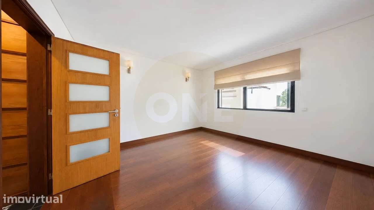 Moradia T5 Isolada com garagem – Elegância, Conforto e Privacidade - Grande imagem: 5/50